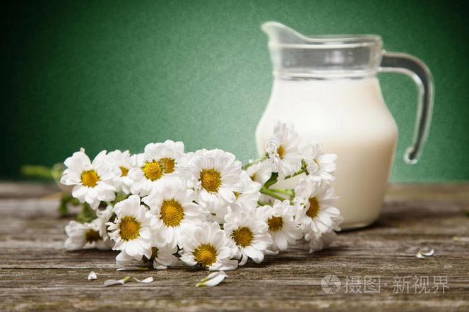 甘菊 国家 大罐 早餐 玻璃 夏天 产品 黛西 牛奶 乳制品照片-正版商用